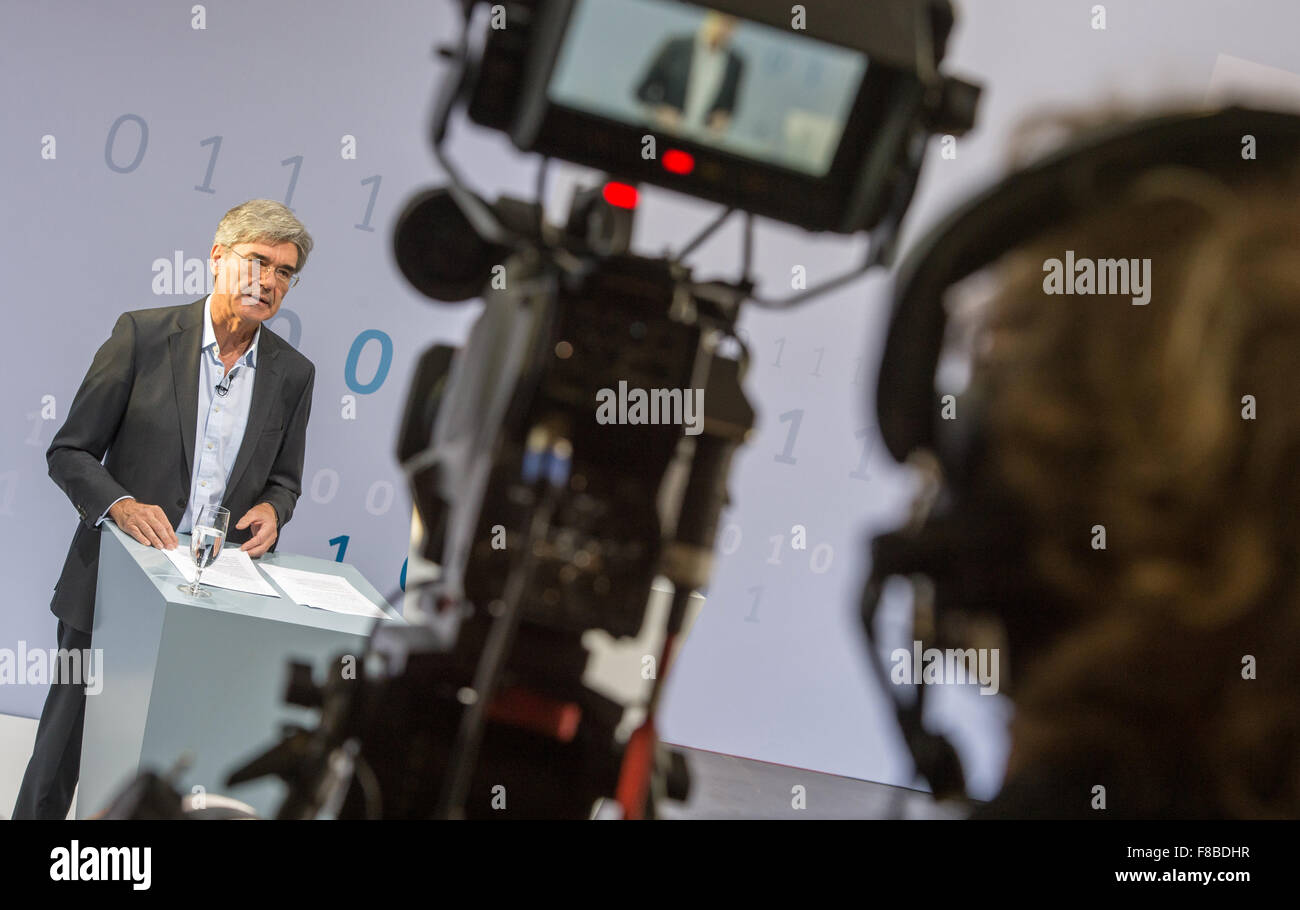 Monaco di Baviera, Germania. L'8 dicembre, 2015. Siemens chief executive Joe Kaeser si parla nel corso di una conferenza stampa sulla società della strategia di innovazione presso il Deutsches Museum di Monaco di Baviera, Germania, 8 dicembre 2015. Siemens prevede di aumentare i propri investimenti in ricerca e sviluppo da parte di trecento milioni di euro per il prossimo esercizio finanziario. Foto: Matthias esitano di fronte/DPA/Alamy Live News Foto Stock