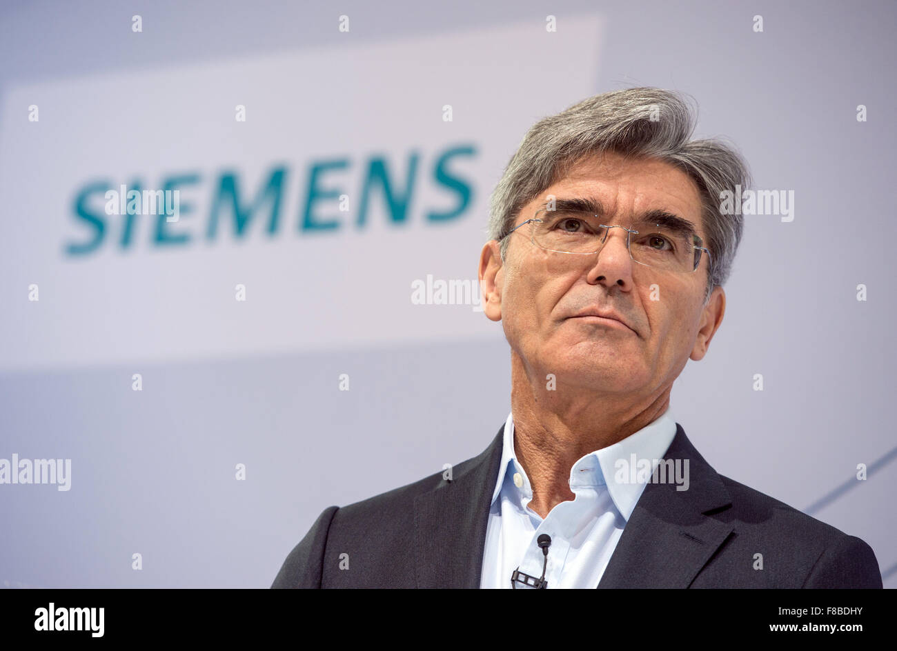 Monaco di Baviera, Germania. L'8 dicembre, 2015. Siemens chief executive Joe Kaeser si parla nel corso di una conferenza stampa sulla società della strategia di innovazione presso il Deutsches Museum di Monaco di Baviera, Germania, 8 dicembre 2015. Siemens prevede di aumentare i propri investimenti in ricerca e sviluppo da parte di trecento milioni di euro per il prossimo esercizio finanziario. Foto: Matthias esitano di fronte/DPA/Alamy Live News Foto Stock