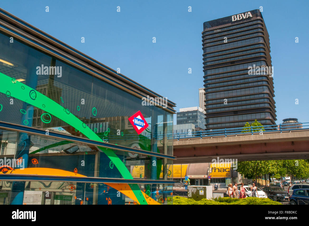 La stazione della metropolitana e AZCA. Paseo de la Castellana, Madrid, Spagna. Foto Stock