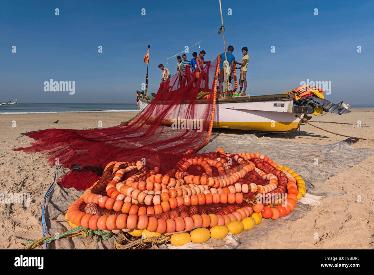 Pescatori tendono le loro reti Colva Beach Goa in India Foto Stock