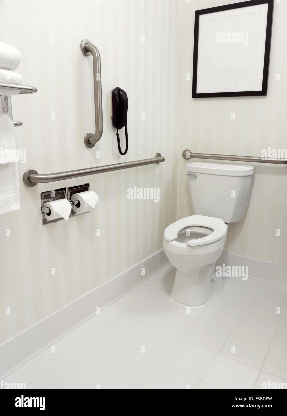 Disabili Accesso per disabili Bagno con maniglioni e wc Foto stock - Alamy