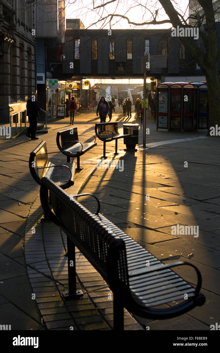 Il tardo inverno il sole in Hertford Street, Coventry, West Midlands, England, Regno Unito Foto Stock