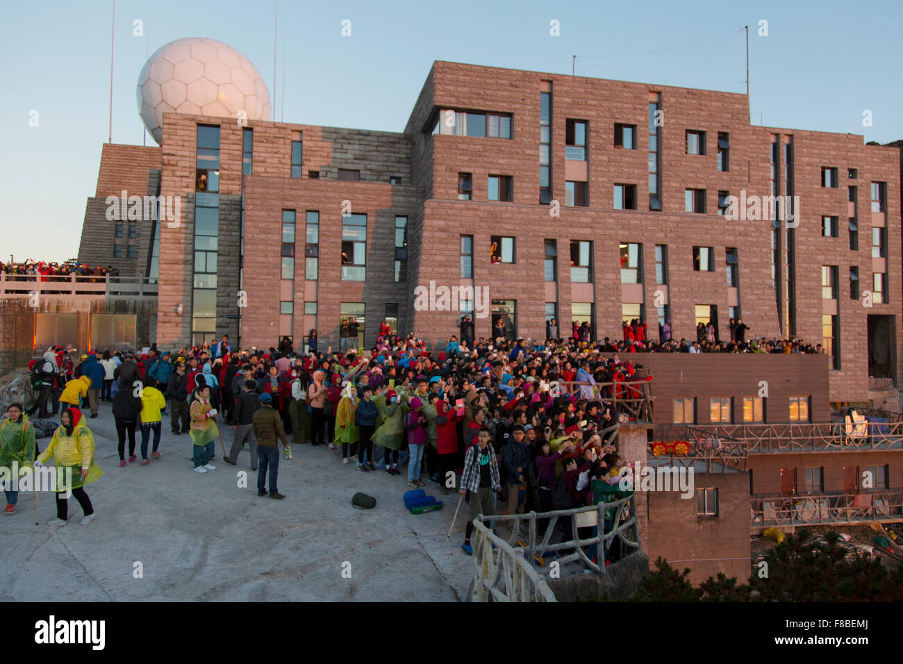 La Folla di fotografare Sunrise montagne giallo (Huangshan) provincia di Anhui Cina LA008647 Foto Stock