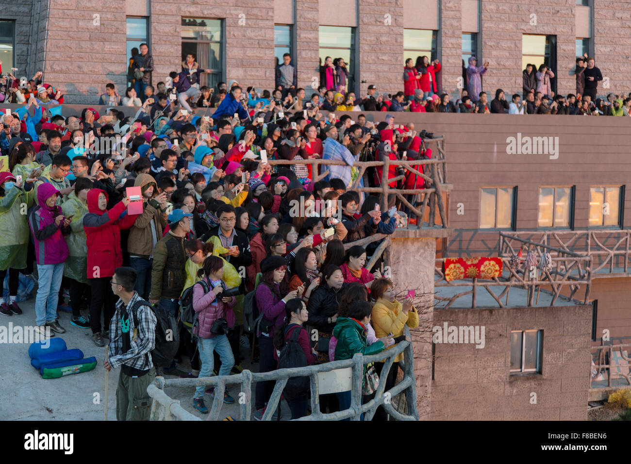 La Folla di fotografare Sunrise montagne giallo (Huangshan) provincia di Anhui Cina LA008648 Foto Stock