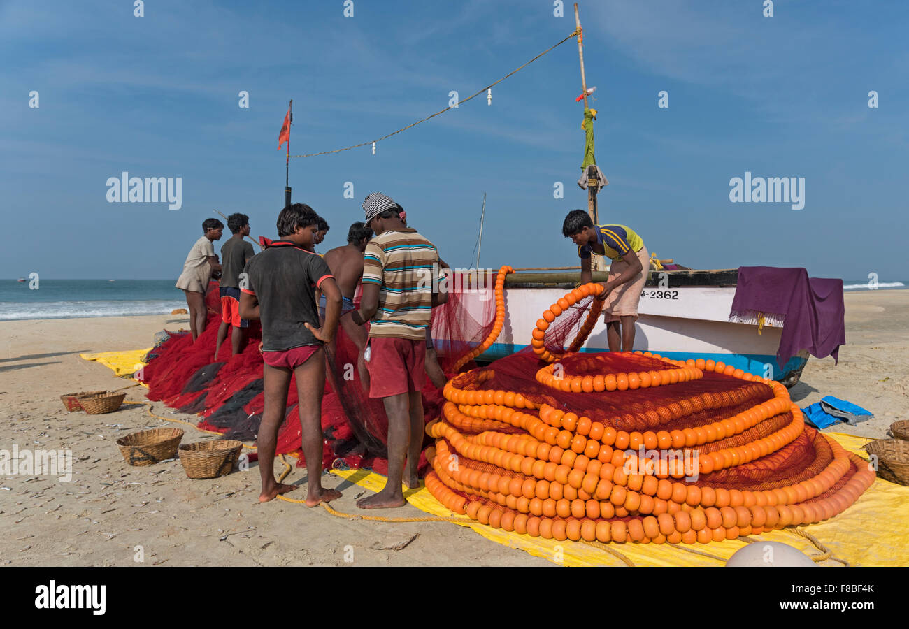 I pescatori per sistemare le reti Colva Beach Goa in India Foto Stock