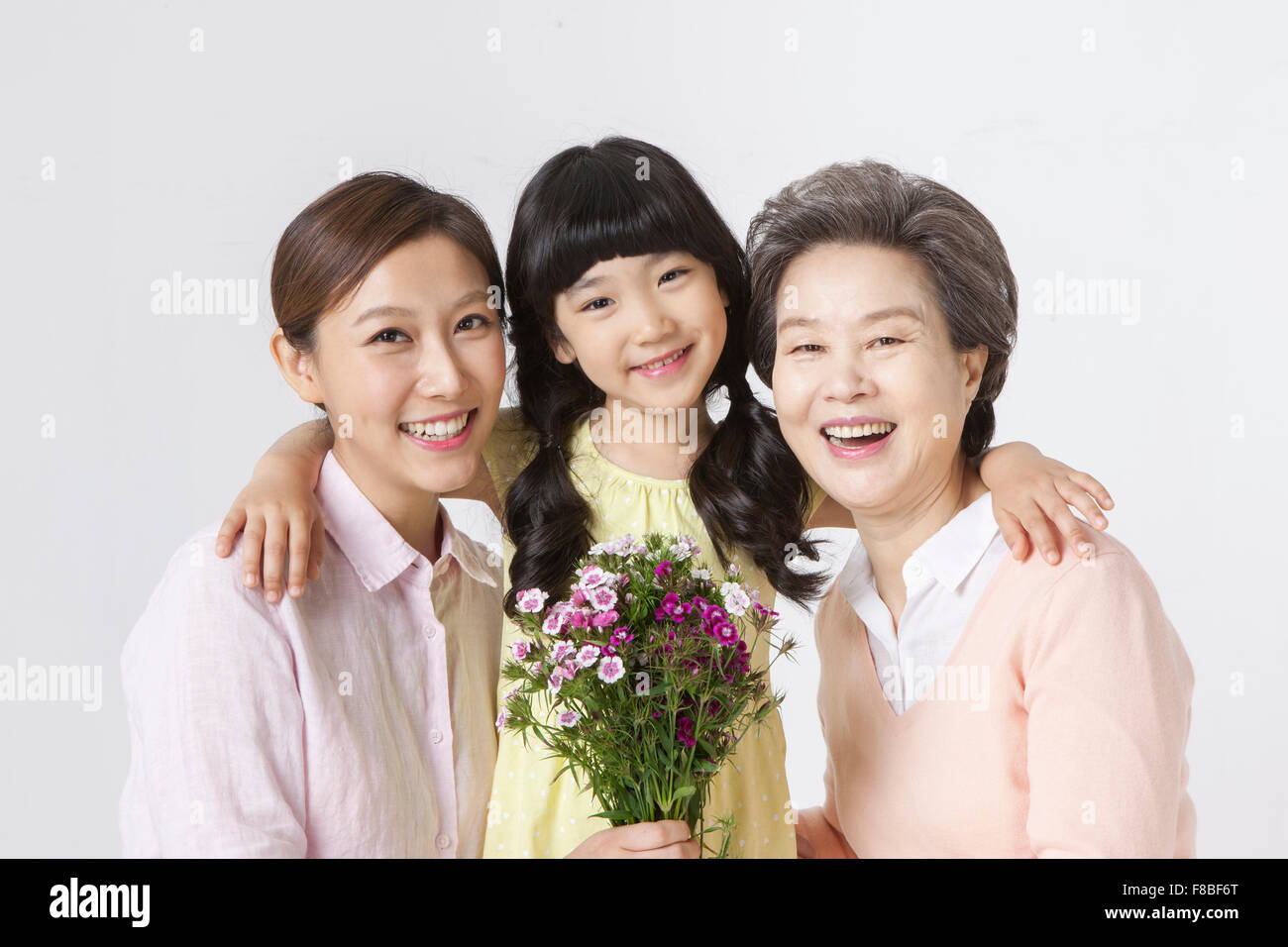 Fiori e giovane donna adulta, giovane ragazza e donna senior Foto Stock