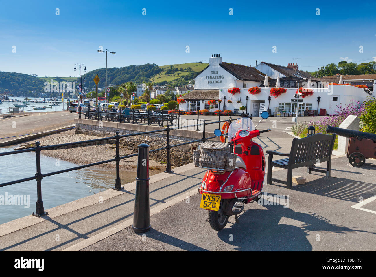 Un retro-style scooter al di fuori del ponte galleggiante pub in Dartmouth, Devon, Inghilterra, Regno Unito Foto Stock