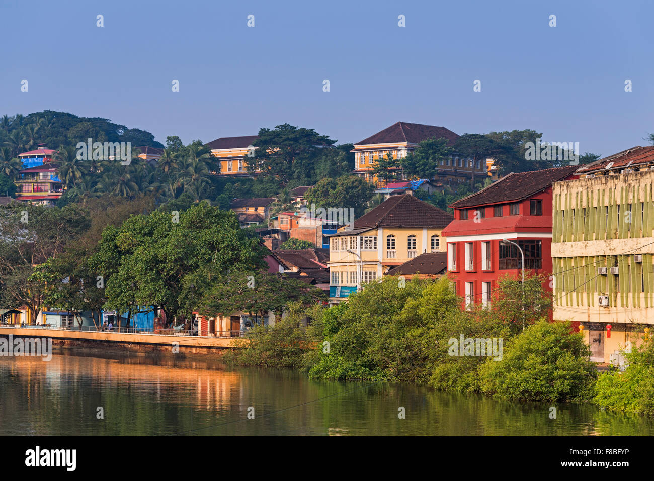 Vista sulla città di Fontainhas Altinho e. Panjim Goa in India Foto Stock Vista sulla città di Fontainhas Altinho e. Panjim Goa in India Foto Stock