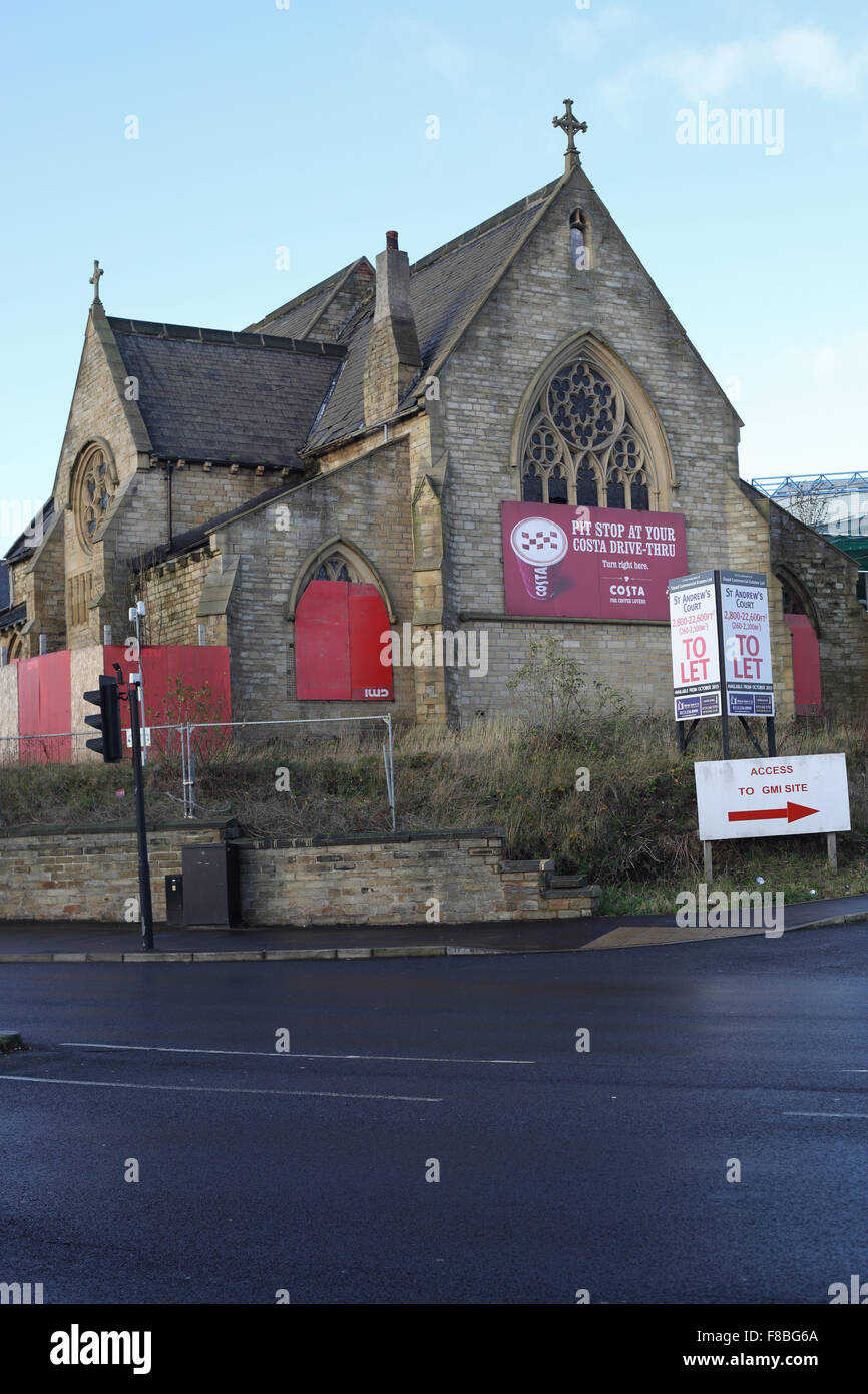 Chiesa abbandonati a Huddersfield con caffè Costa segno Foto Stock