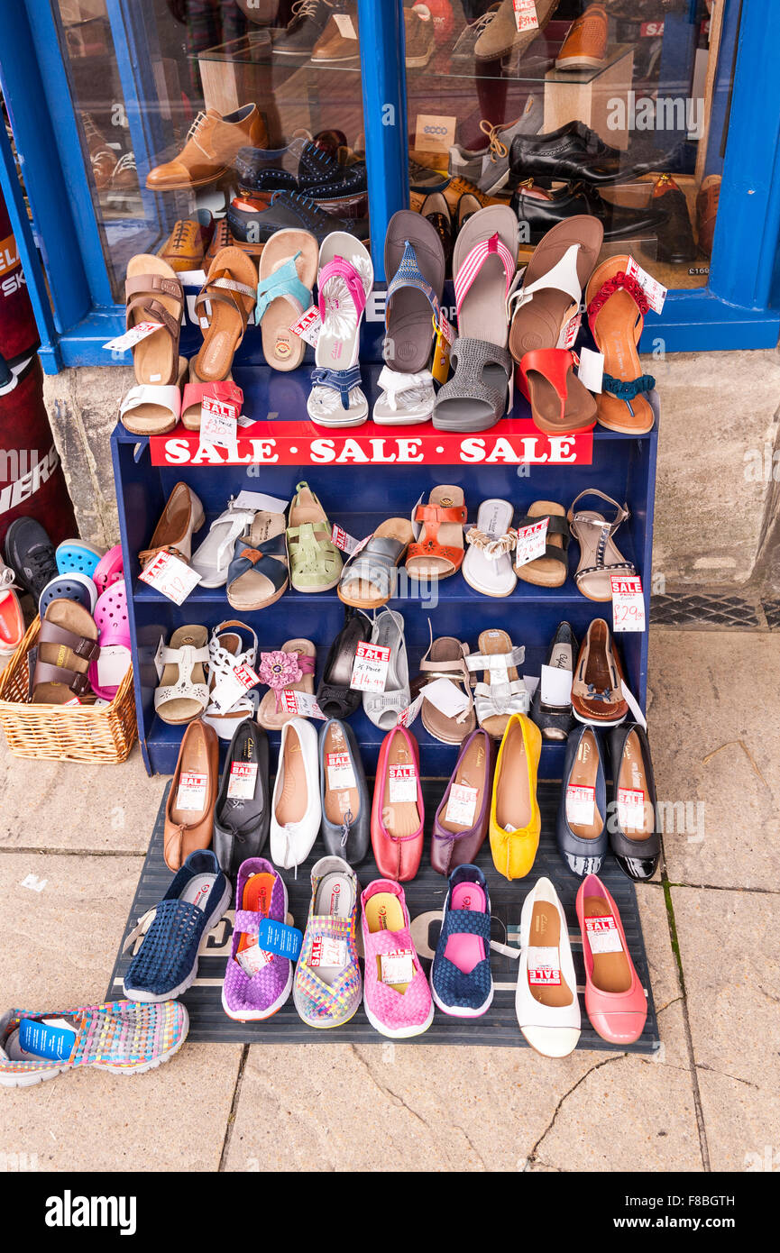 Le scarpe per la vendita su una scarpa rack al di fuori del Regno Unito shop store Foto Stock