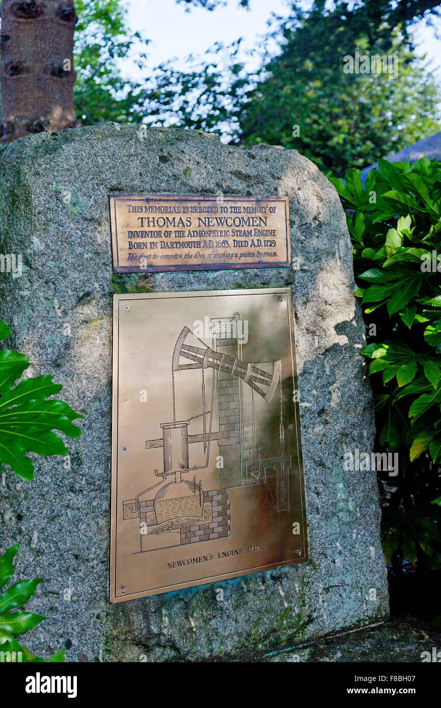 Ottone lapide che ricorda Thomas Newcomen atmosferica del motore a vapore invenzione in Dartmouth, Devon, Inghilterra, Regno Unito Foto Stock