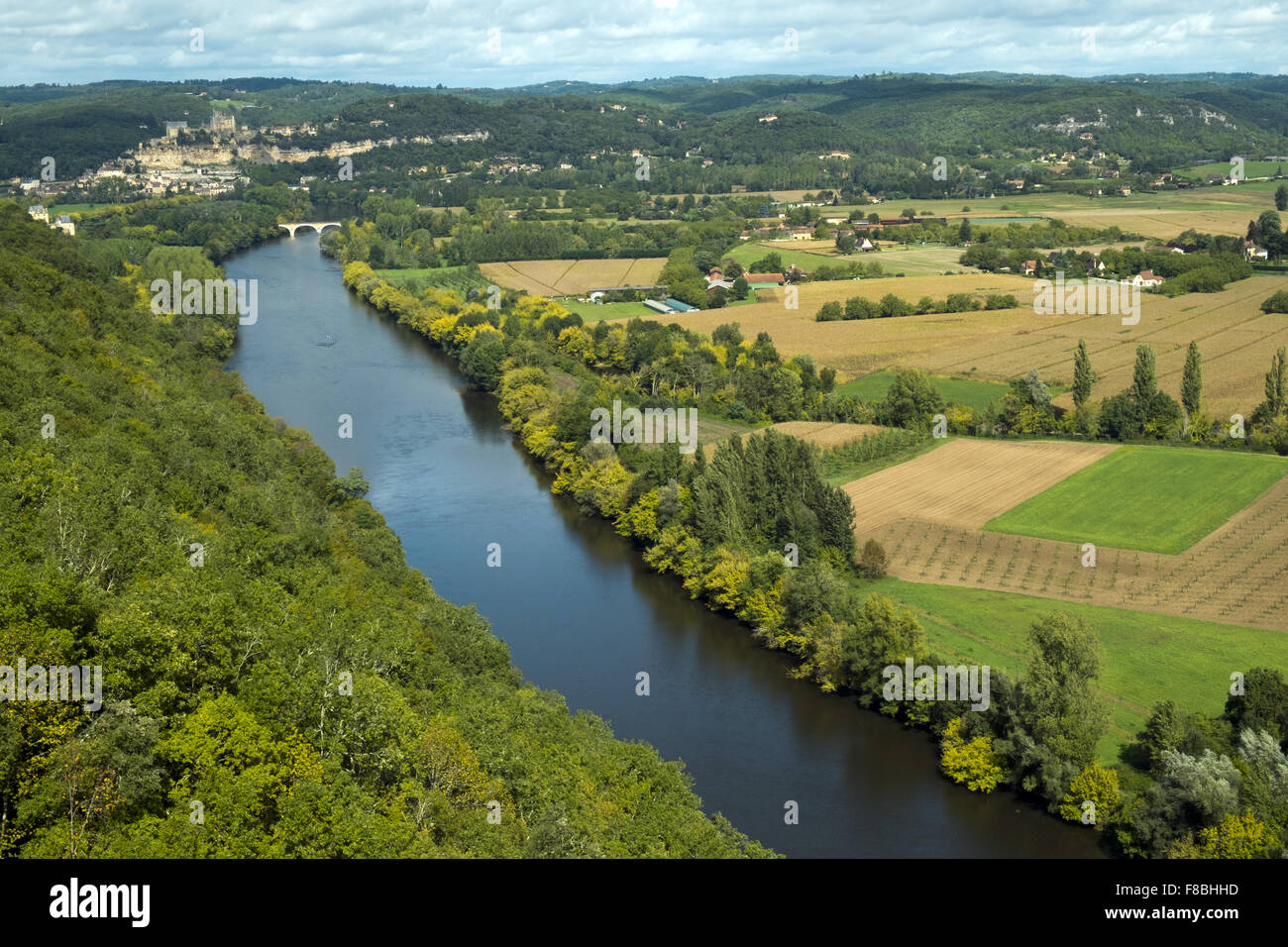 Tarda estate vista sui campi di patchwork e del fiume della valle della Dordogna vicino Castelnaud-la-Chapelle, Aquitane, Francia Foto Stock