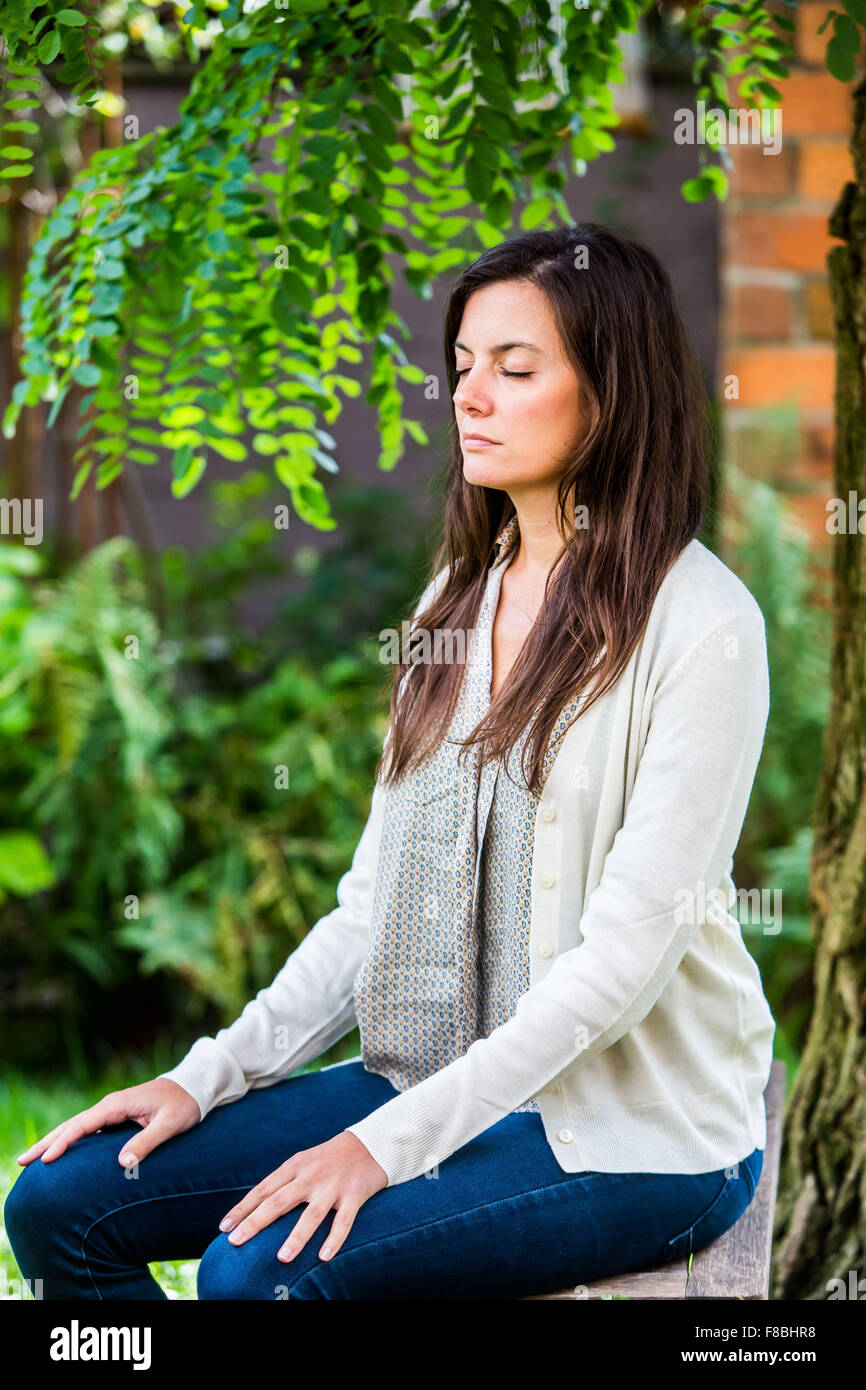 Senior donna praticare ginnastica respiratoria. Foto Stock