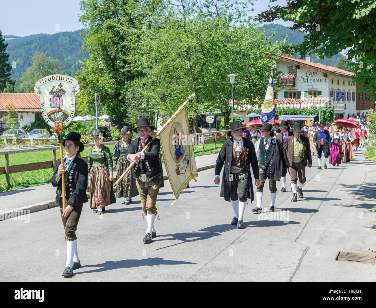 Tradizionale sfilata sul schliersee chiesa giorno, kirchtag, attraverso la città, schliersee, Baviera, Germania Foto Stock