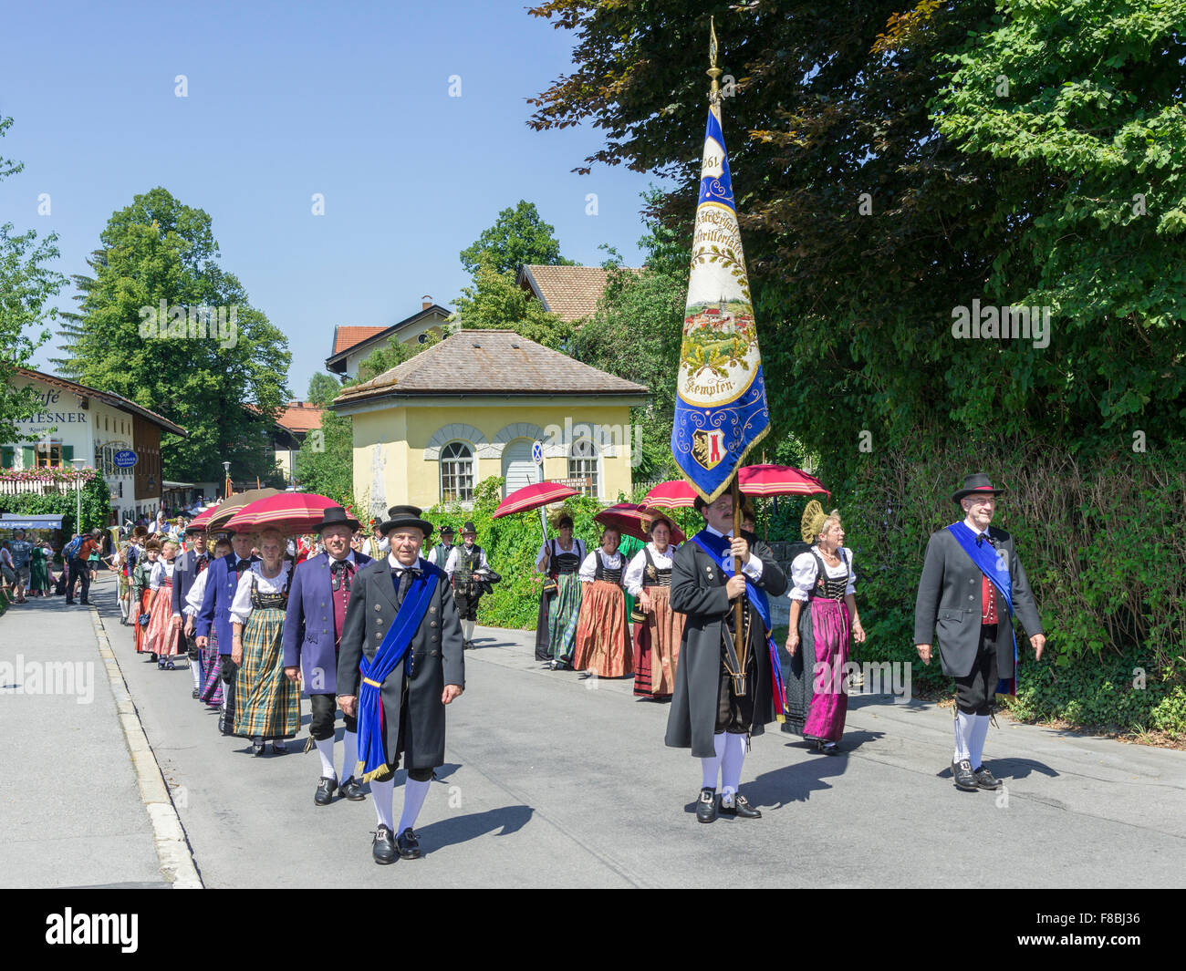 Tradizionale sfilata sul schliersee chiesa giorno, kirchtag, attraverso la città, schliersee, Baviera, Germania Foto Stock