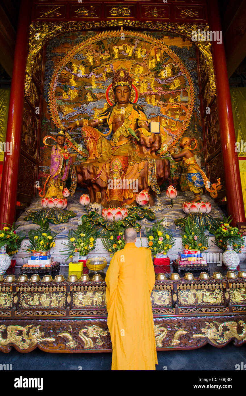 Statua di Leshan Tempio del Buddha gigante con Monaco nella provincia del Sichuan in Cina la008735 Foto Stock