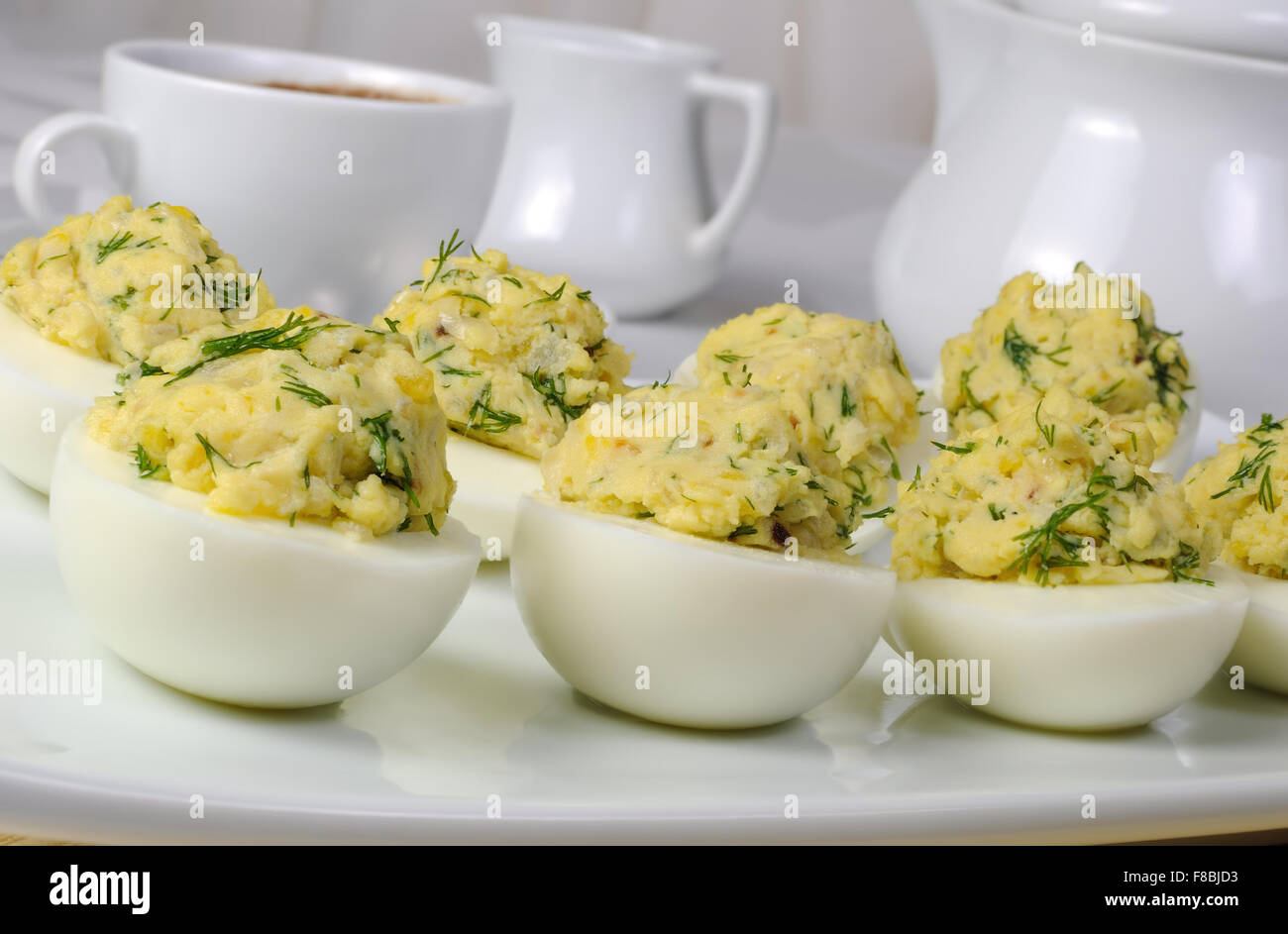 Uova ripiene con cipolle arrosto e erbe aromatiche Foto Stock