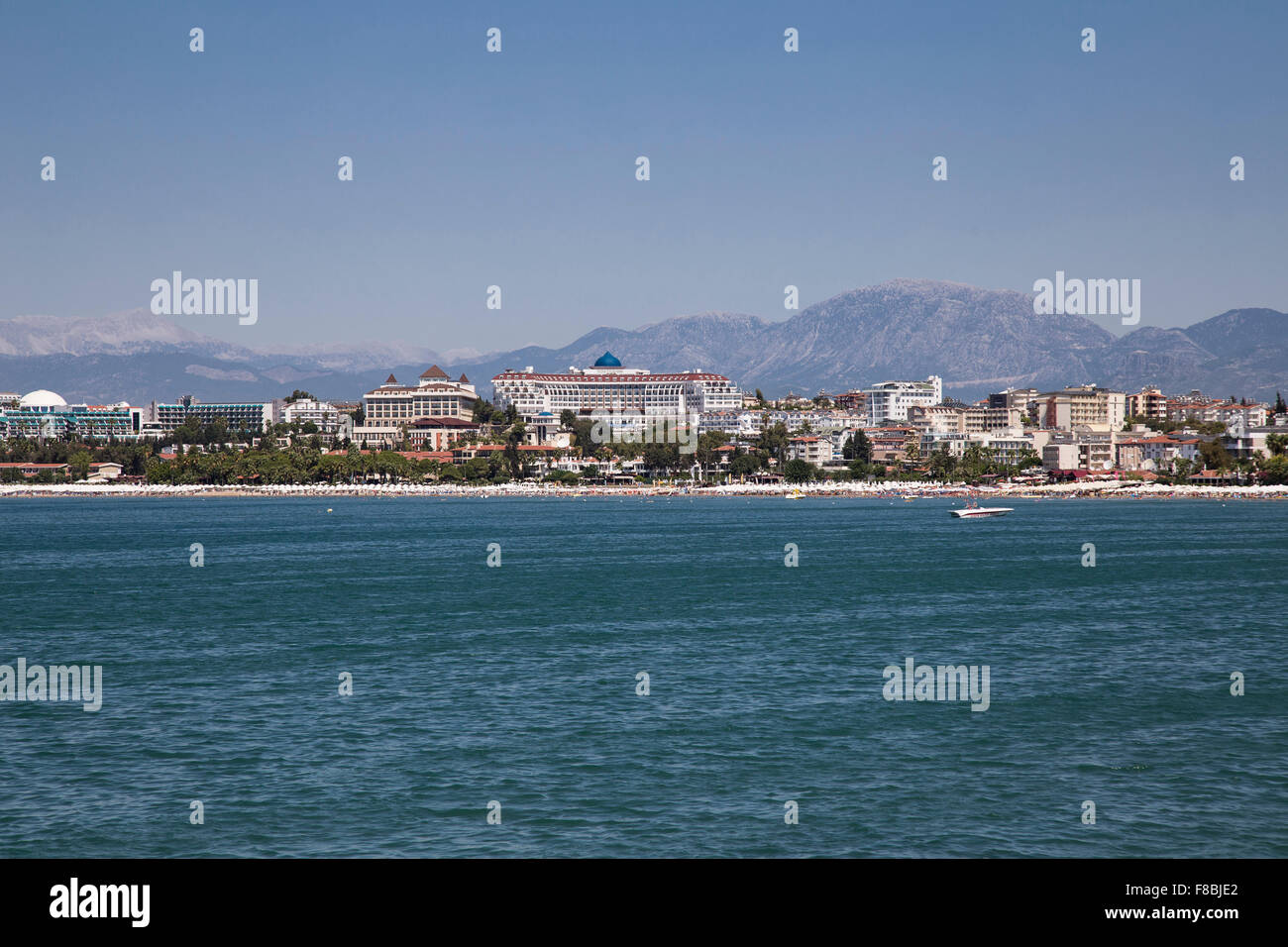 Molti alberghi sulla spiaggia a est di lato, Riviera Turca, laterale Belediyesi, Antalya, Turchia Foto Stock