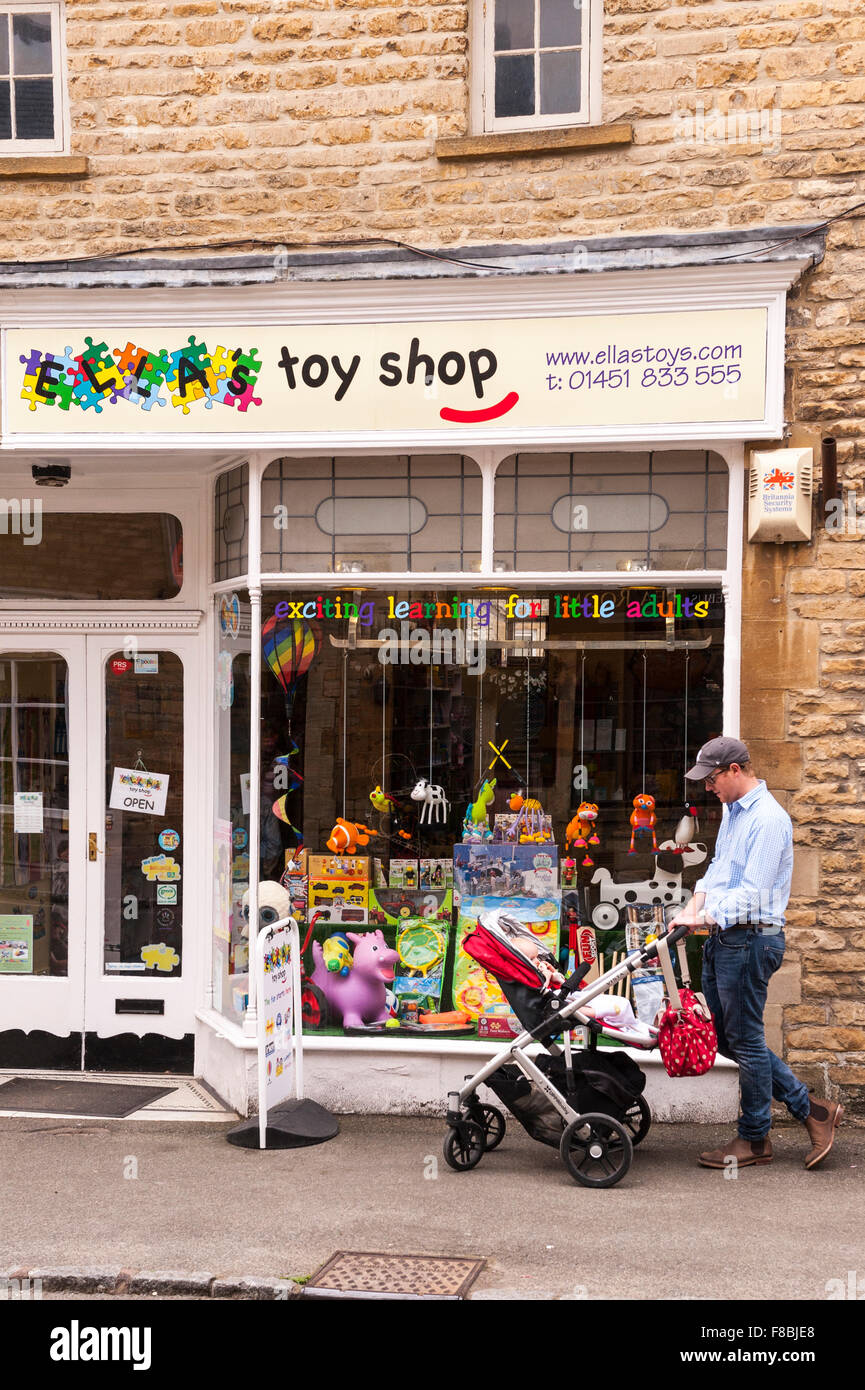 Ella's toy shop store a Stow-su-il-Wold , Cheltenham, Gloucestershire , Inghilterra , Inghilterra , Regno Unito Foto Stock Ella's toy shop store a Stow-su-il-Wold , Cheltenham, Gloucestershire , Inghilterra , Inghilterra , Regno Unito Foto Stock