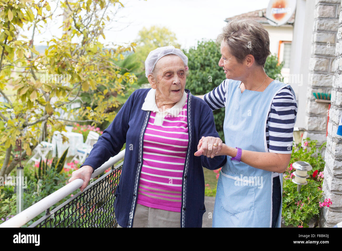 Home care aiuto assistendo donna anziana, Dordogne, Francia. Foto Stock