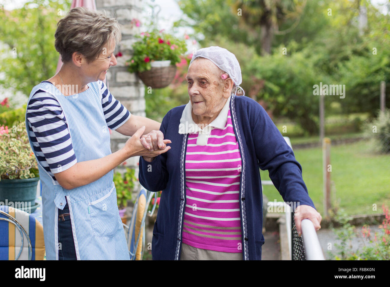 Home care aiuto assistendo donna anziana, Dordogne, Francia. Foto Stock