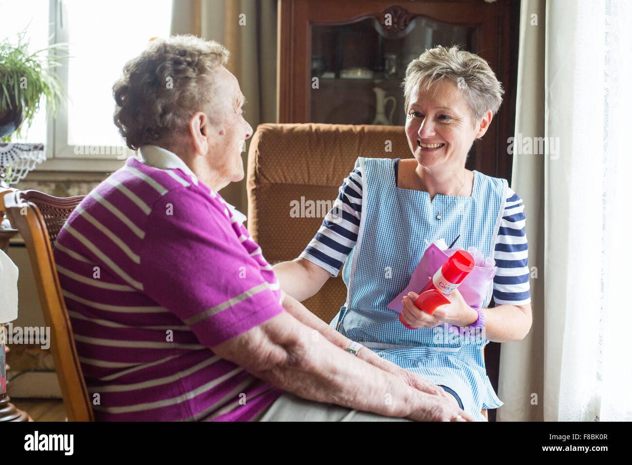 Home care aiuto assistendo donna anziana, Dordogne, Francia. Foto Stock