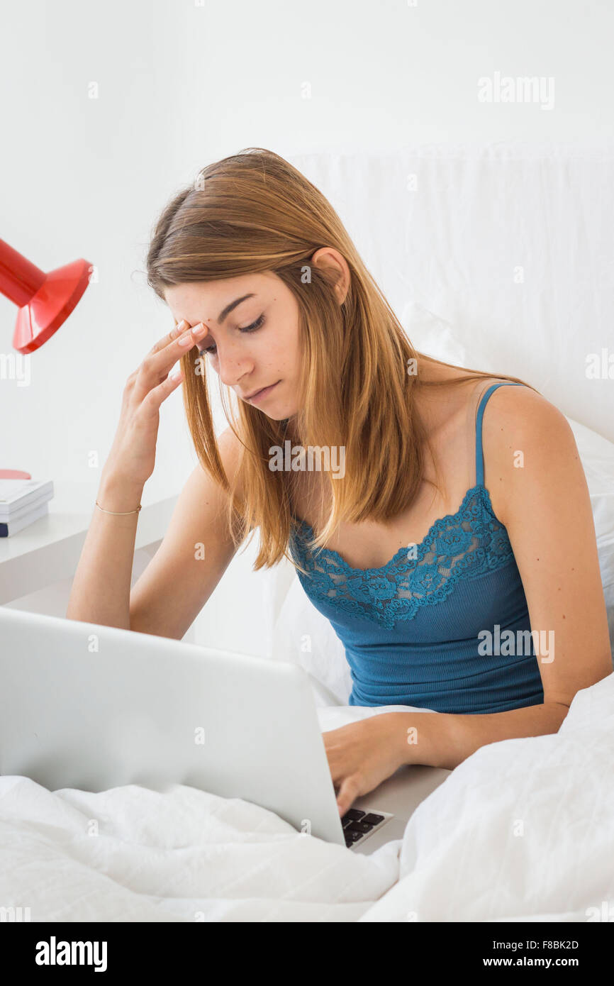 Giovane donna utilizzando laptop. Foto Stock