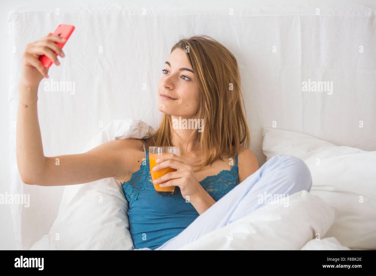 Donna che utilizza un Iphone®. Foto Stock