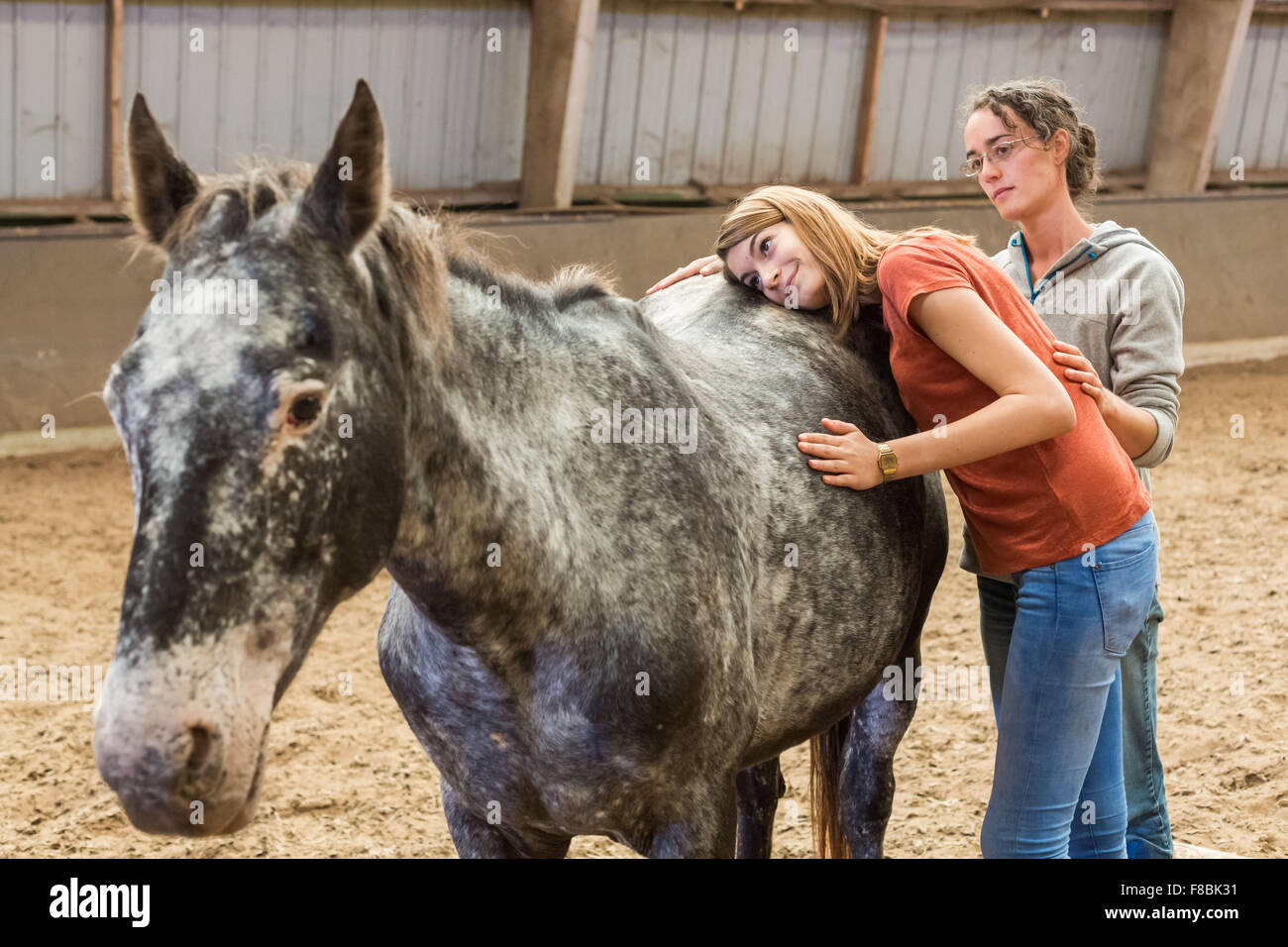 Giovane donna cavallo nella sessione di terapia con un terapeuta, Brie en Charente equitazione, Francia. Foto Stock