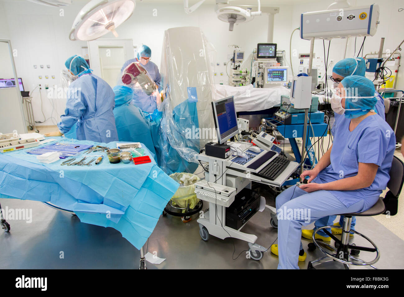 Il trattamento chirurgico del morbo di Parkinson da profonda stimolazione cerebrale con Rosa ® robot, ospedale di Amiens, Francia. Foto Stock