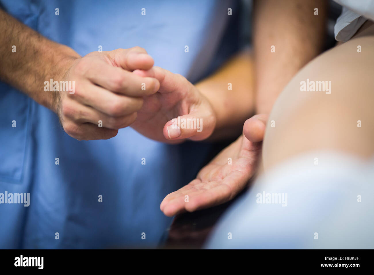 Il trattamento chirurgico del morbo di Parkinson da profonda stimolazione cerebrale con Rosa ® robot, ospedale di Amiens, Francia. Foto Stock