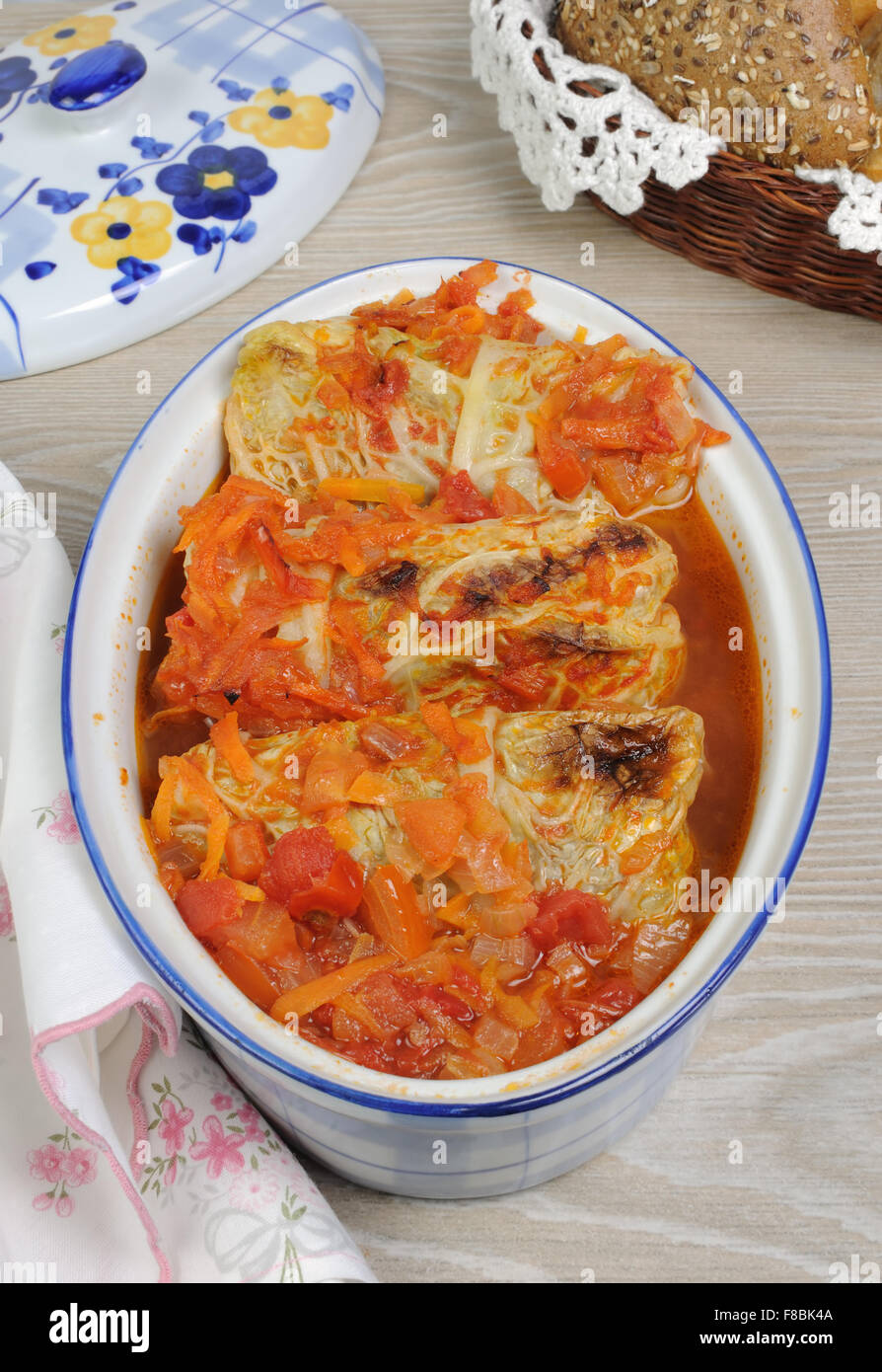 Farcito cavolo verza sotto a cipolla carota con sugo di carne Foto Stock