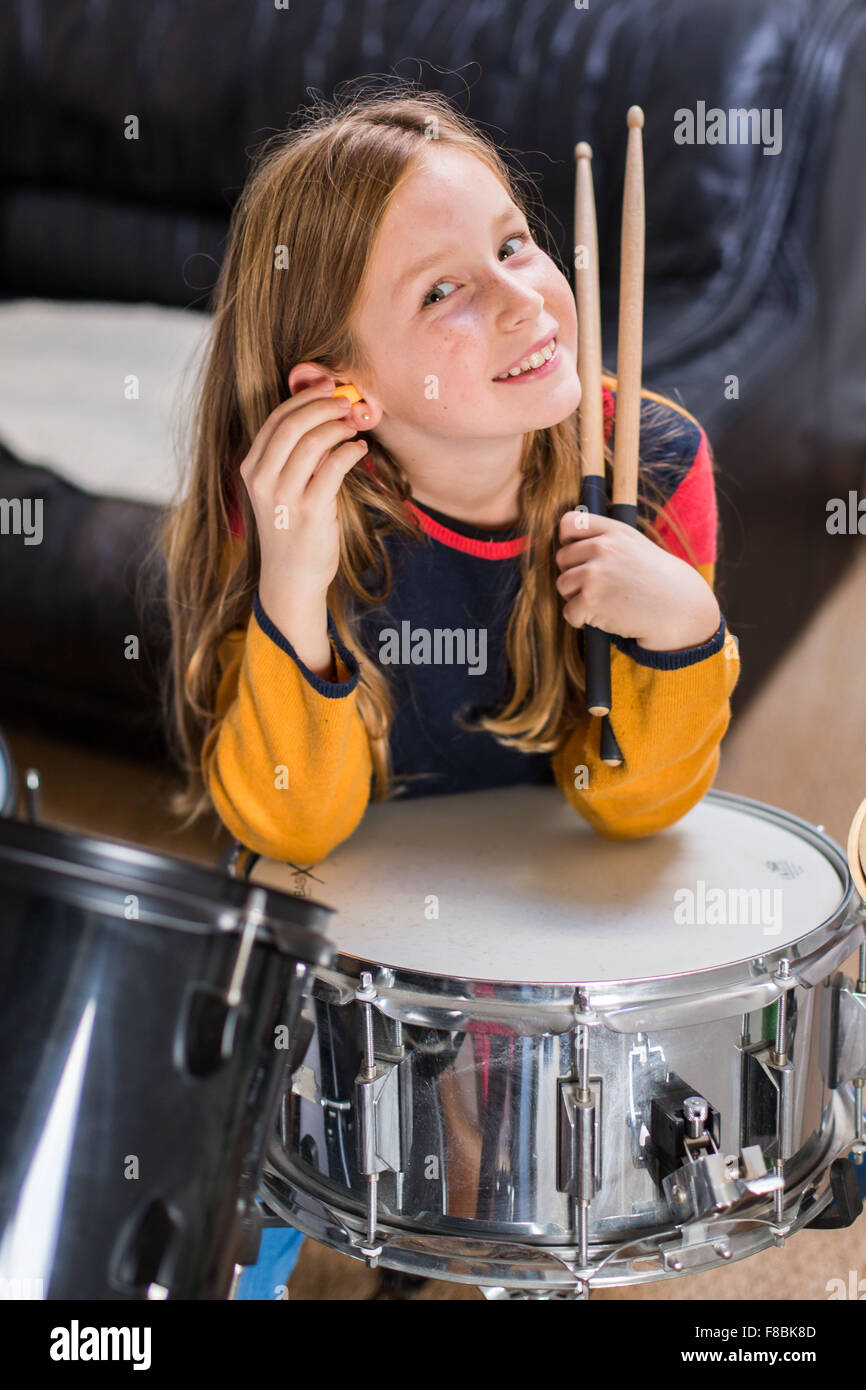9-anno-vecchia ragazza suonando la batteria. Foto Stock