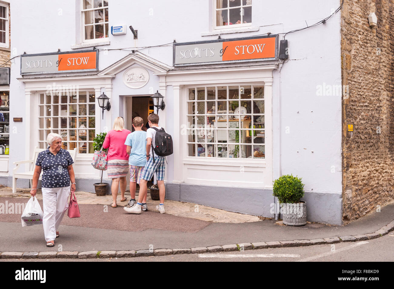 La Scotts di stivare shop store a Stow-su-il-Wold , Cheltenham, Gloucestershire , Inghilterra , Inghilterra , Regno Unito Foto Stock La Scotts di stivare shop store a Stow-su-il-Wold , Cheltenham, Gloucestershire , Inghilterra , Inghilterra , Regno Unito Foto Stock