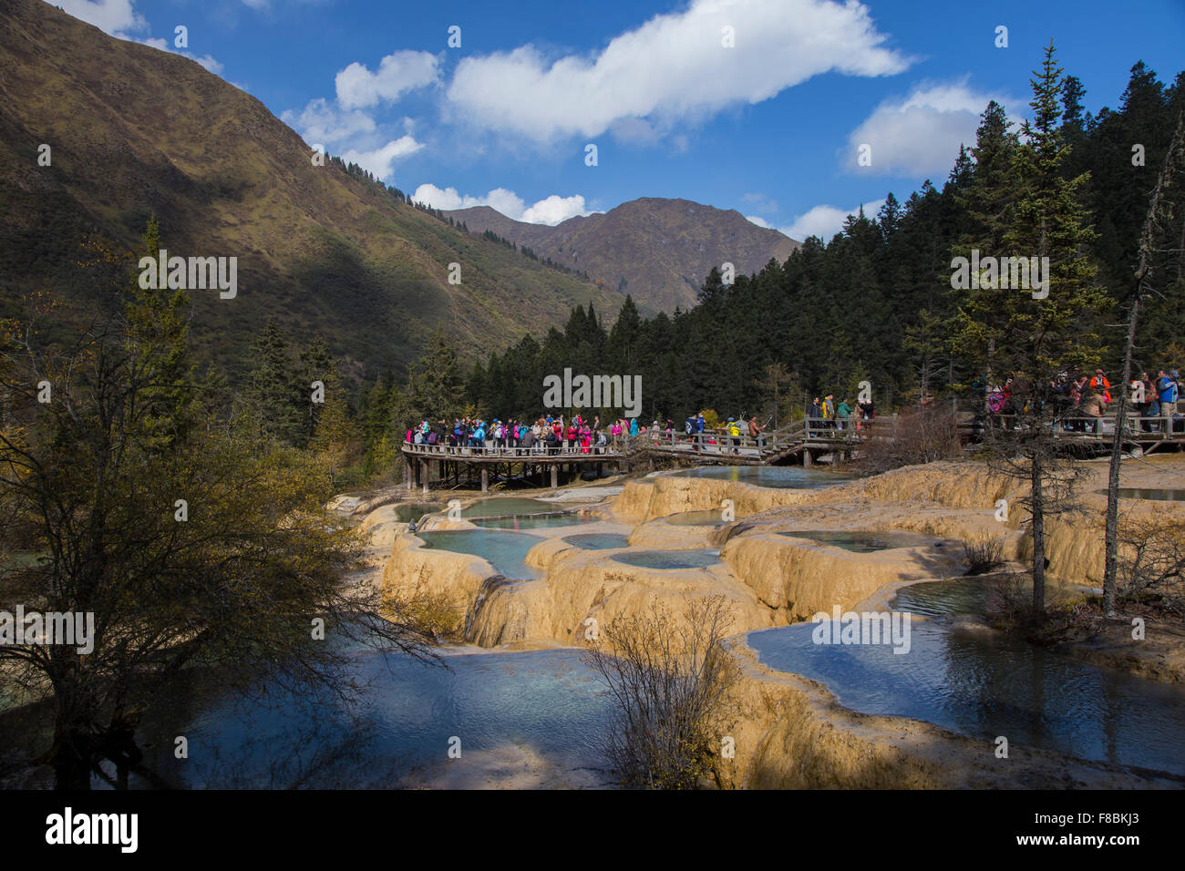 Hot Springs a Hunglong Scenic Area con i turisti nella provincia del Sichuan in Cina la008749 Foto Stock