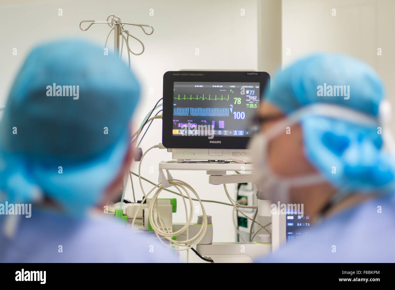 Monitor chirurgico utilizzato per monitorare i segni vitali di un paziente durante un'operazione. Foto Stock