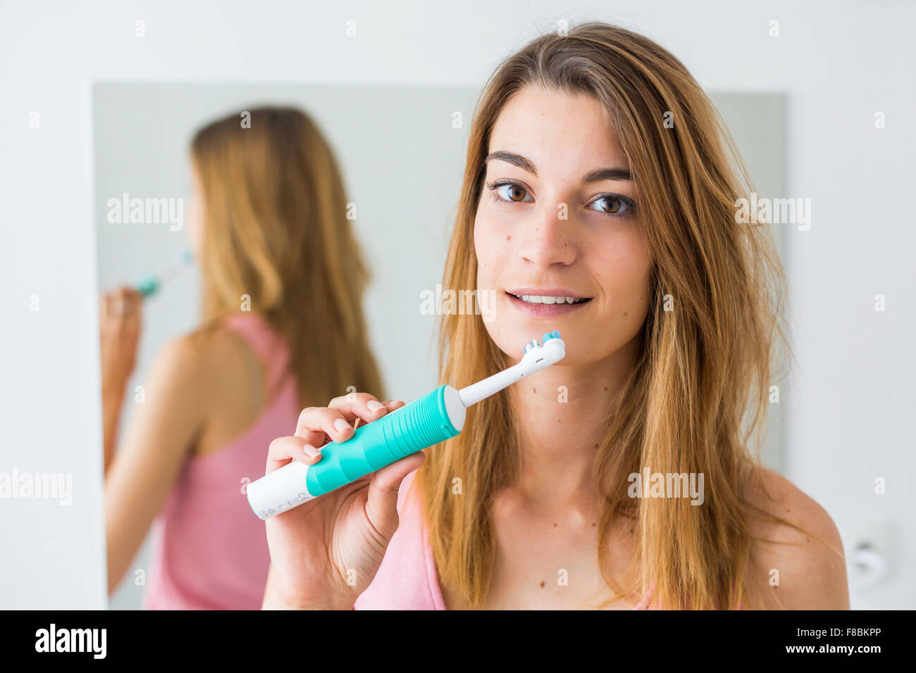 Donna spazzolare i suoi denti. Foto Stock