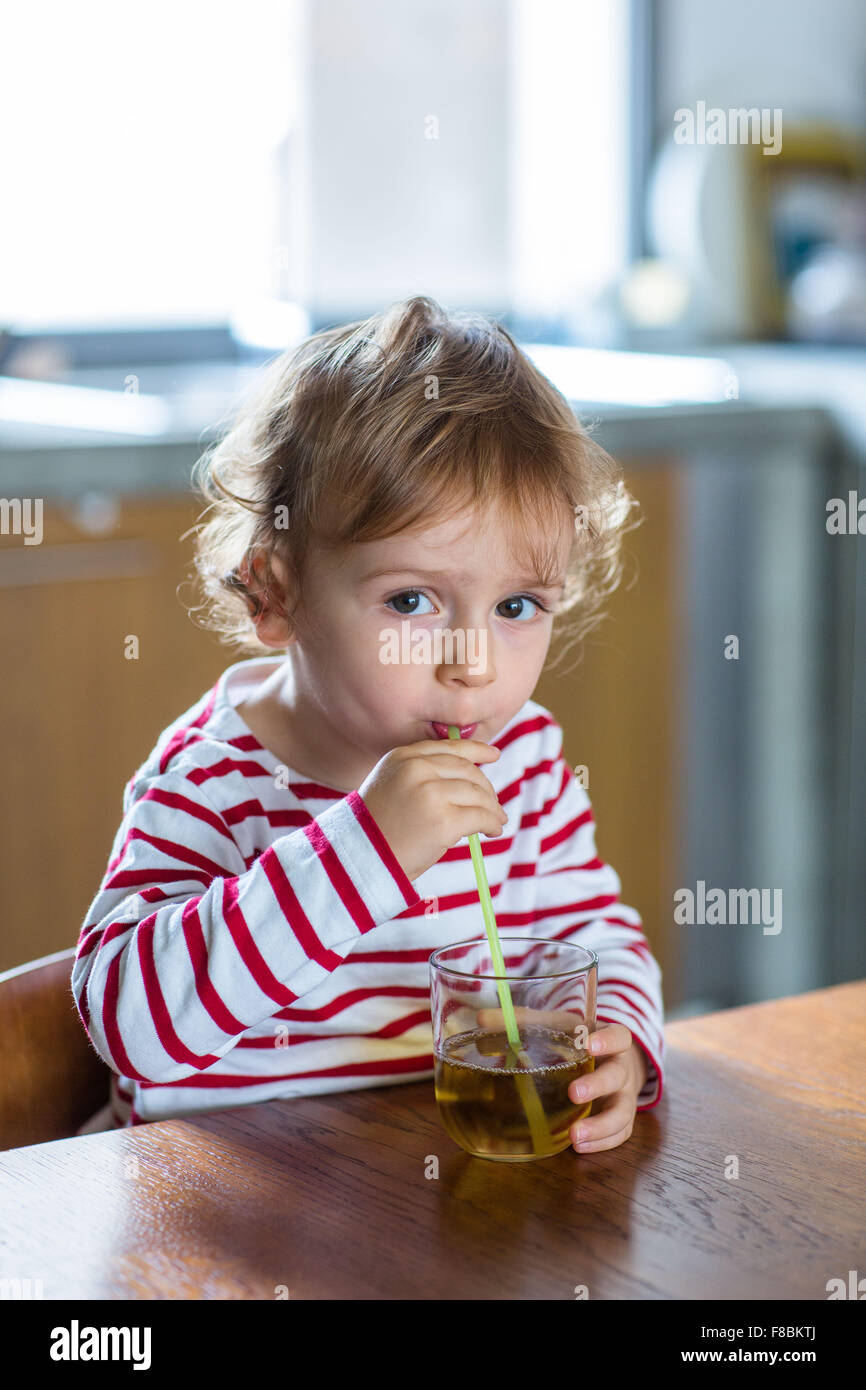 2 anno-vecchio ragazzo di bere succo di frutta. Foto Stock