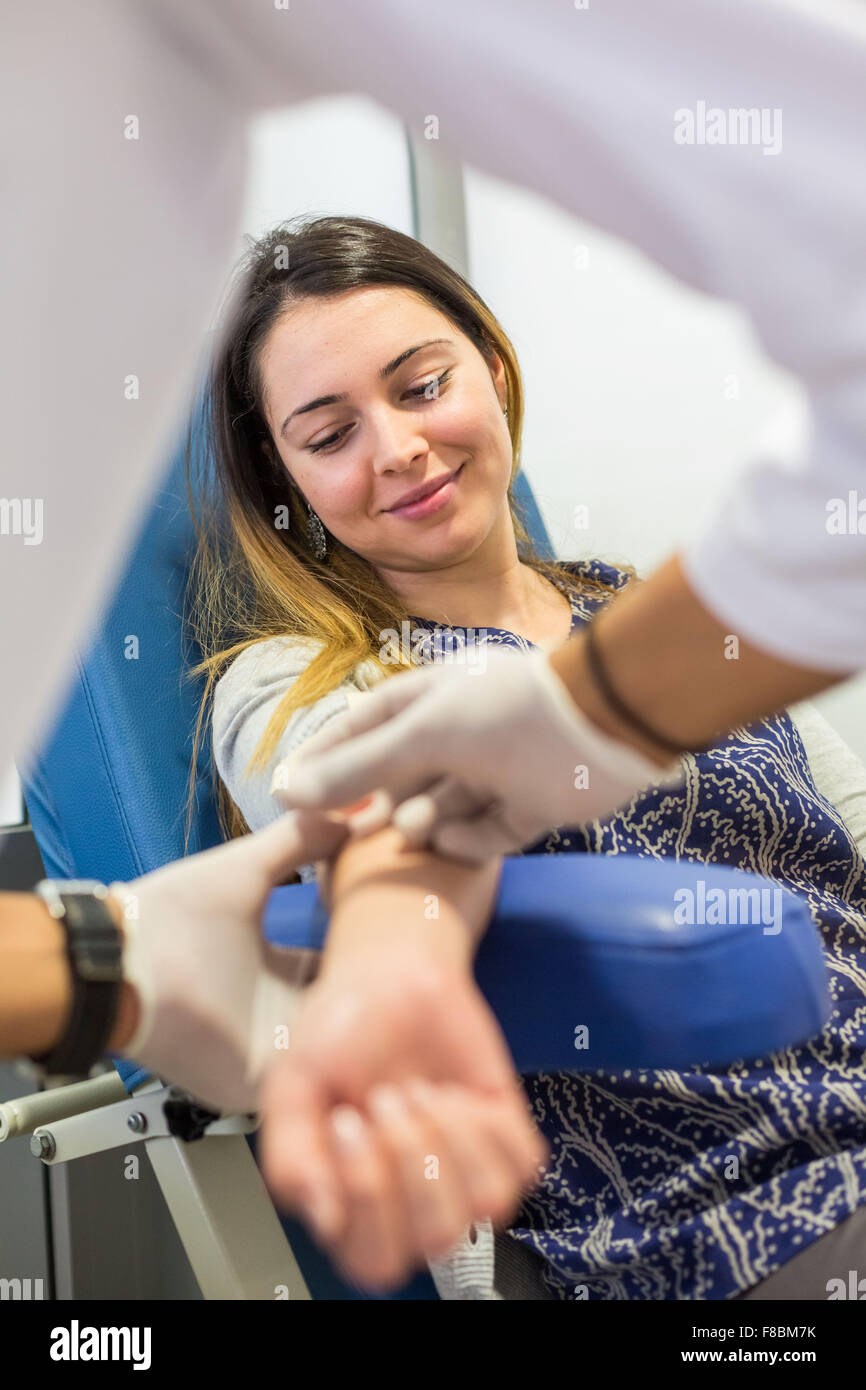 Giovane donna con un campione di sangue. Foto Stock