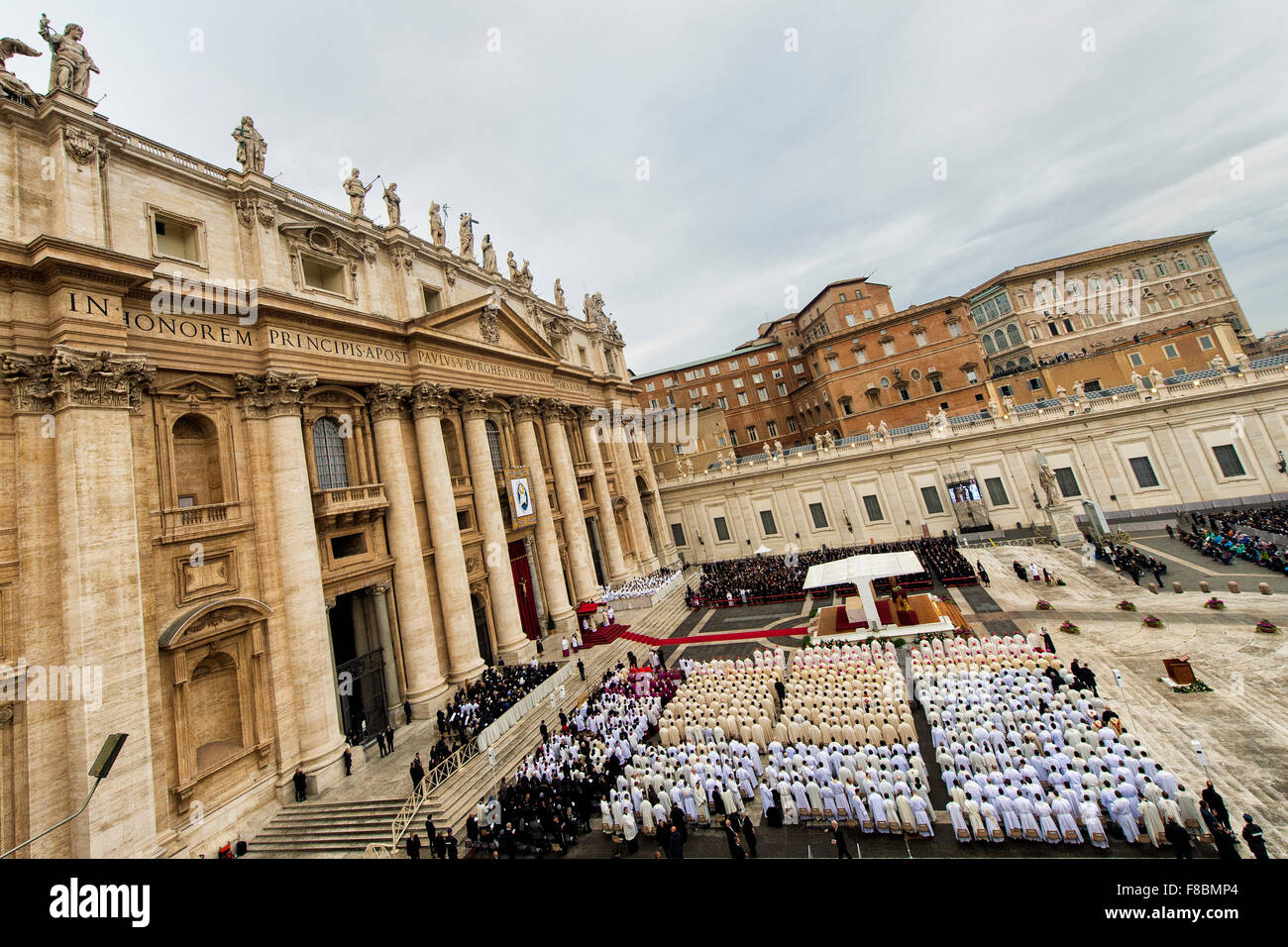 Città del Vaticano. 8 dicembre, 2015. Una vista panoramica di Piazza San Pietro durante l Anno Santo della misericordia Messa di apertura. Credito: Insidefoto/Alamy Live News Foto Stock