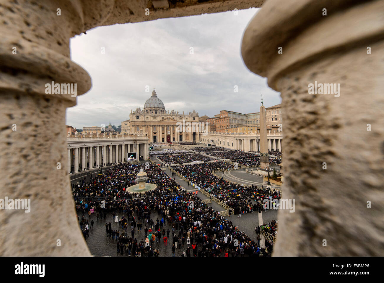 Città del Vaticano. 8 dicembre, 2015. Una vista panoramica di Piazza San Pietro durante l Anno Santo della misericordia Messa di apertura. Credito: Insidefoto/Alamy Live News Foto Stock