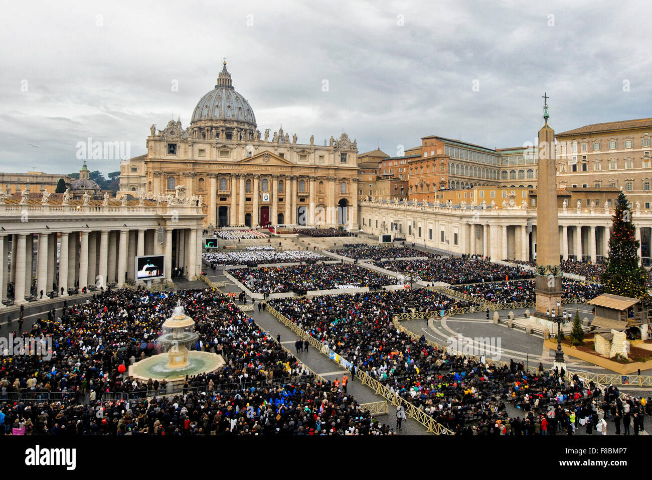 Città del Vaticano. 8 dicembre, 2015. Una vista panoramica di Piazza San Pietro durante l Anno Santo della misericordia Messa di apertura. Credito: Insidefoto/Alamy Live News Foto Stock