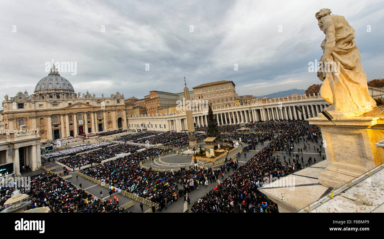 Città del Vaticano. 8 dicembre, 2015. Una vista panoramica di Piazza San Pietro durante l Anno Santo della misericordia Messa di apertura. Credito: Insidefoto/Alamy Live News Foto Stock