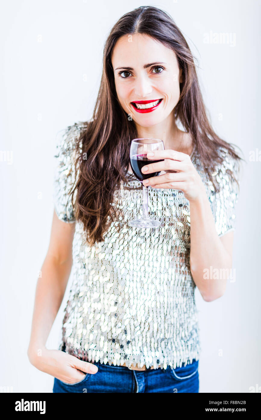 Donna di bere un bicchiere di vino rosso. Foto Stock
