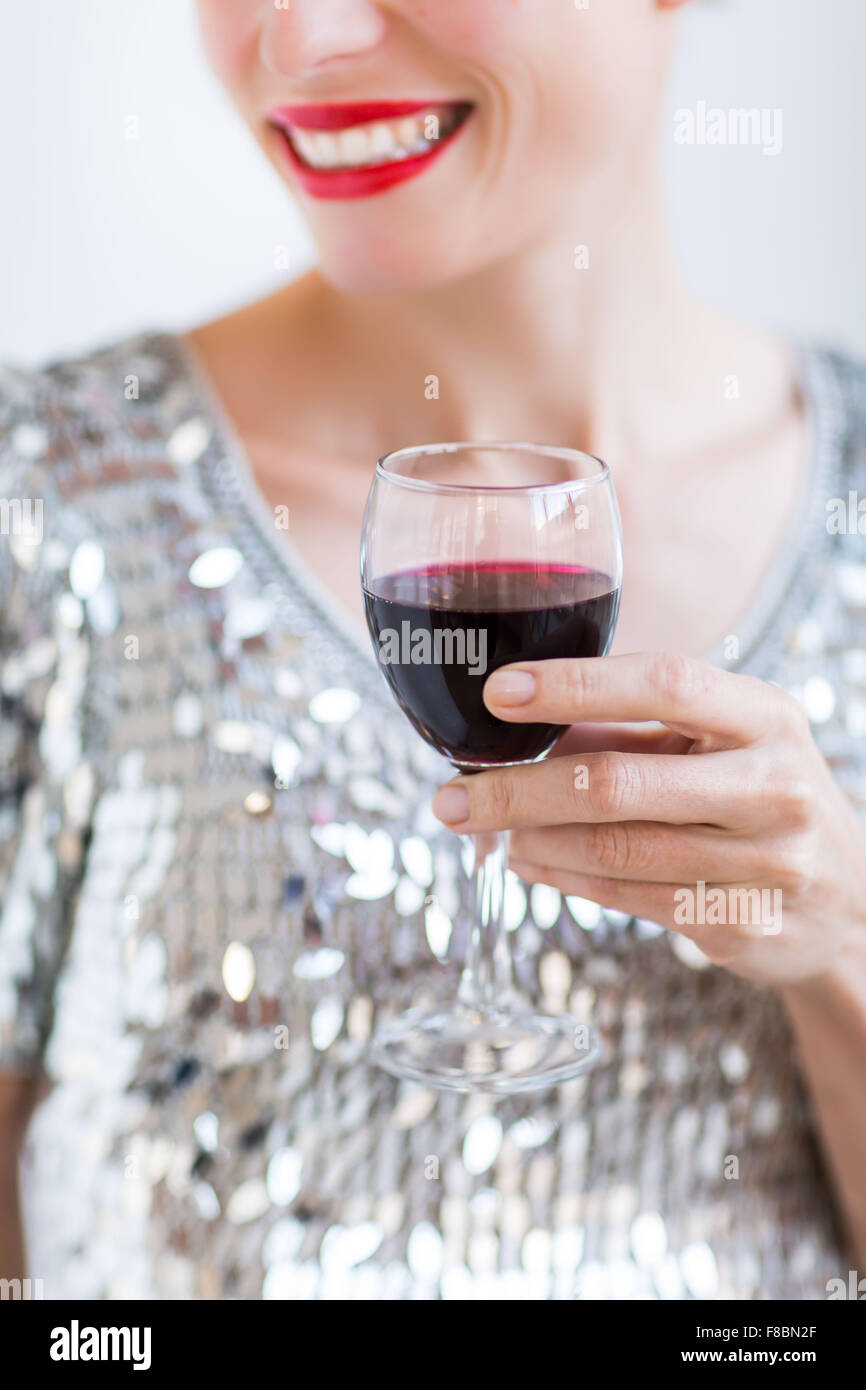 Donna di bere un bicchiere di vino rosso. Foto Stock