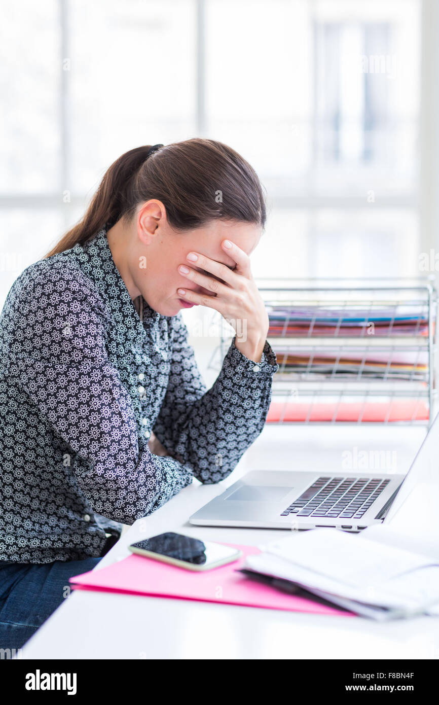 Stanco della donna sul luogo di lavoro. Foto Stock