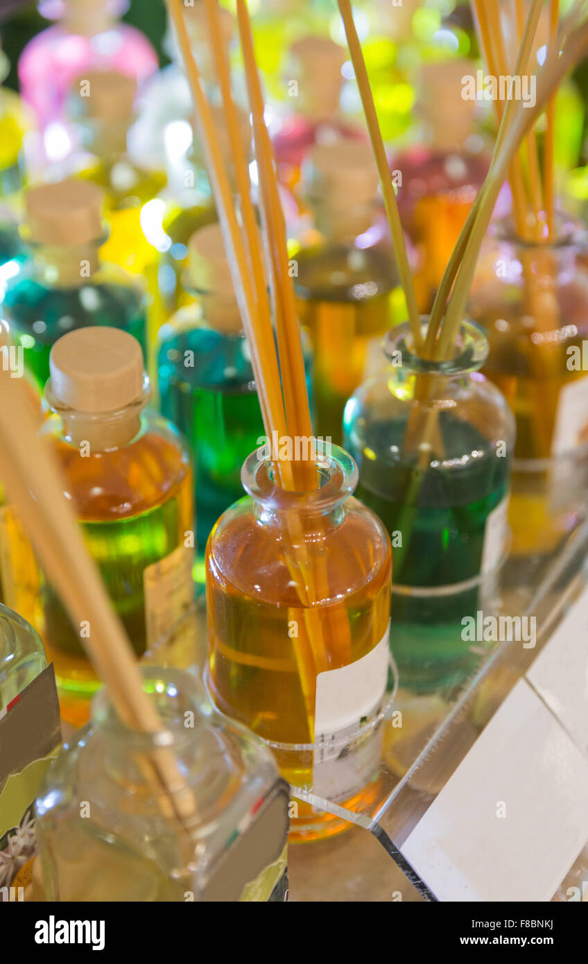 Alcuni di fragranza nella piccola bottiglia di vetro con bastone Foto Stock