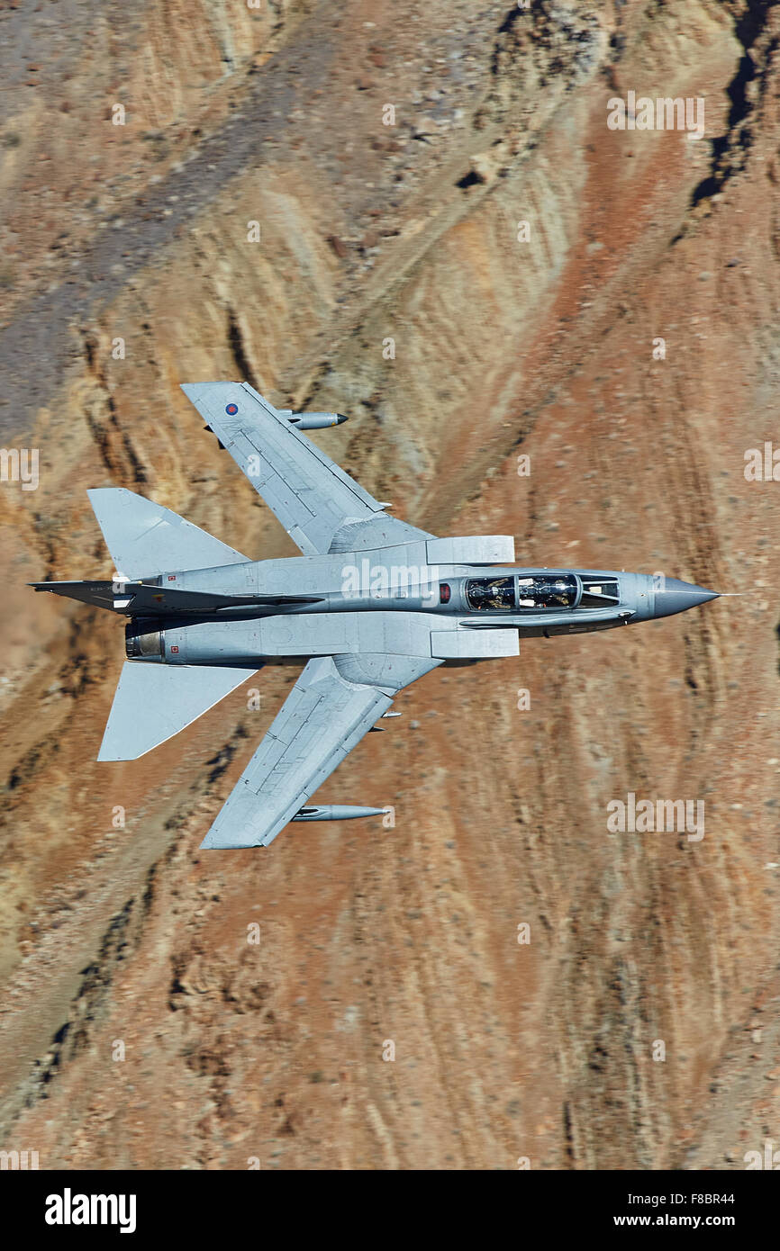 Chiudere l immagine di un Royal Air Force Tornado GR4 jet fighter Banking bruscamente in una vallata desertica. Foto Stock