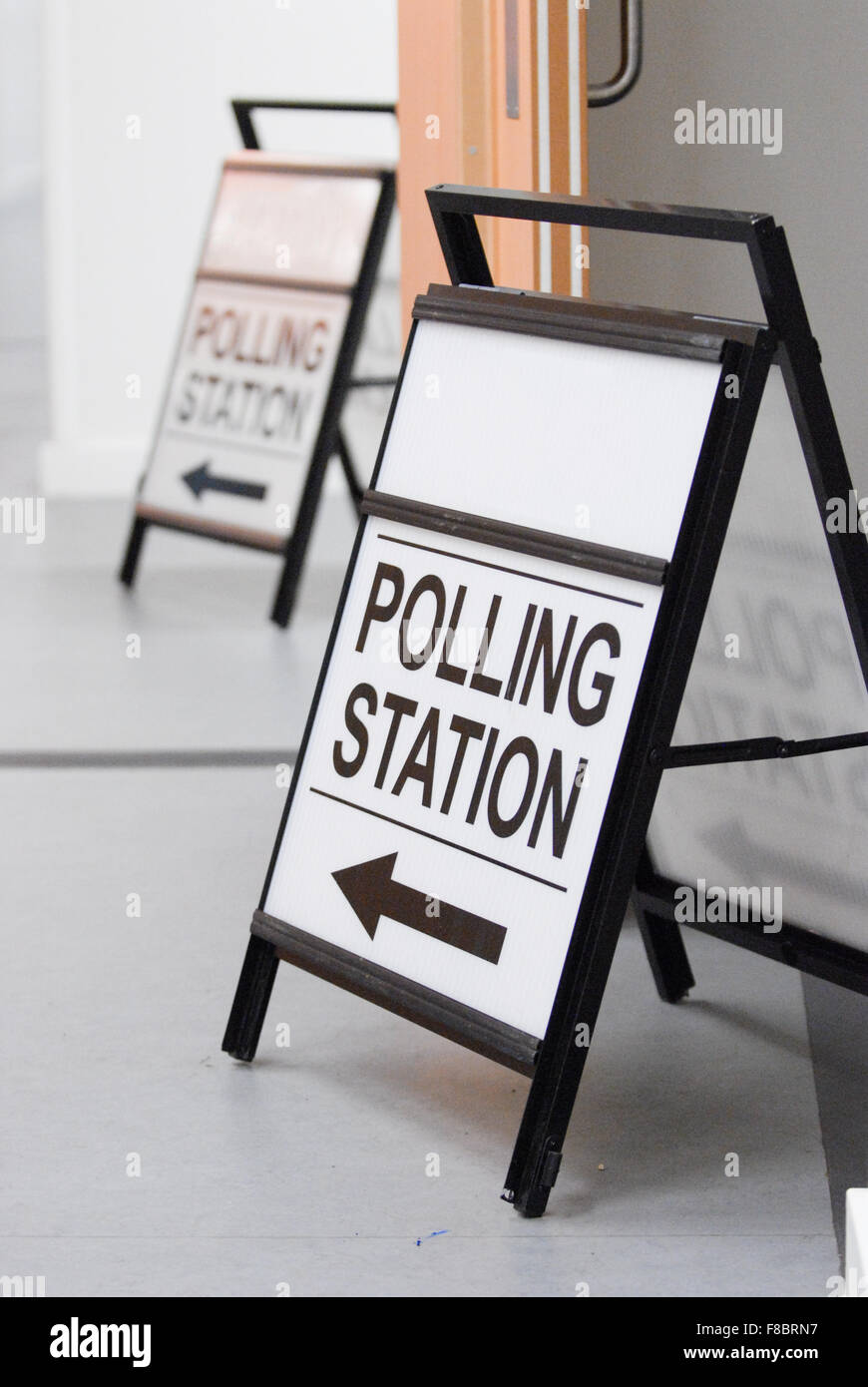 Una stazione di polling di firmare con la freccia di Aberdeen, Scozia. Foto Stock