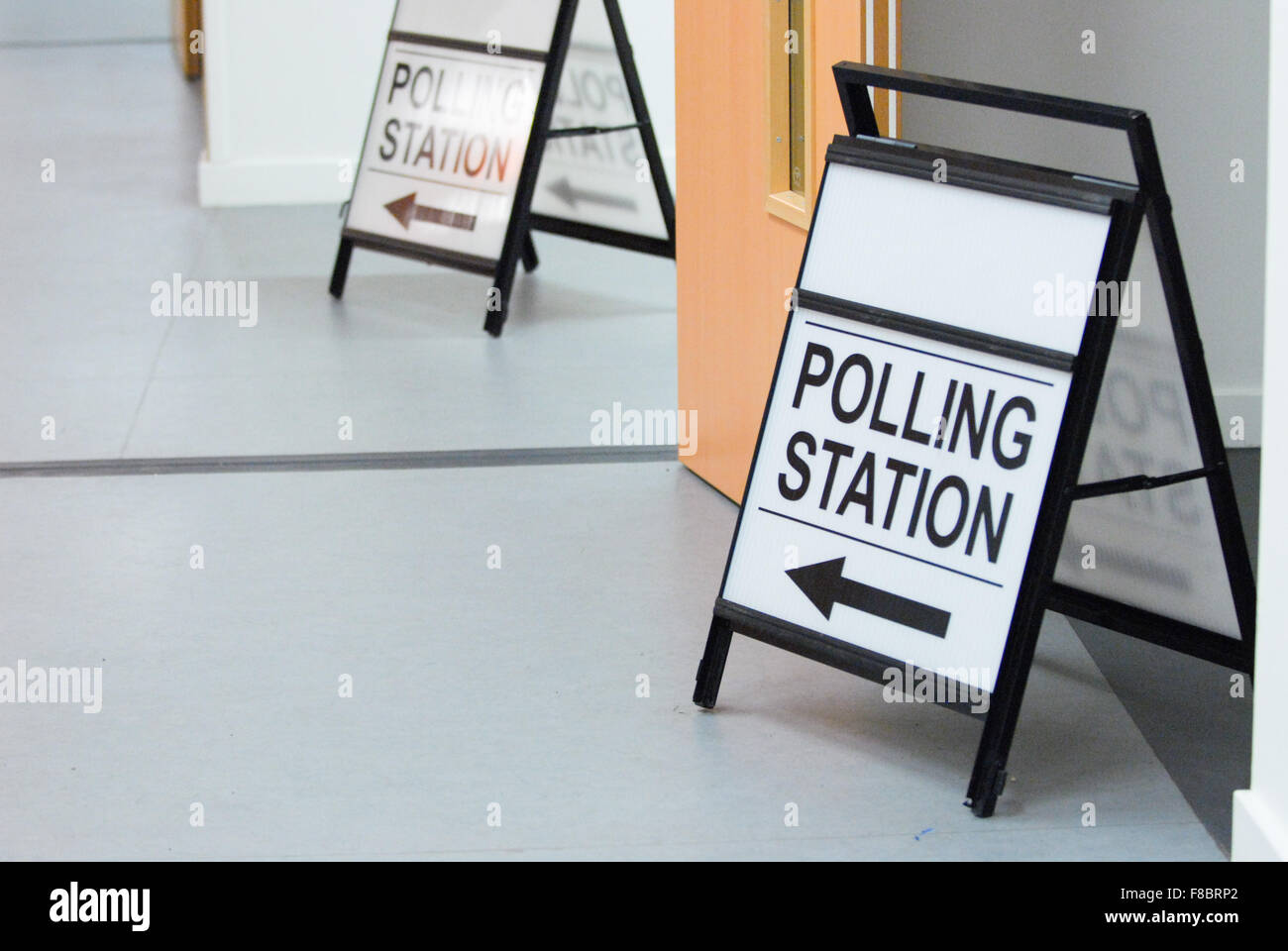 Una stazione di polling di firmare con la freccia di Aberdeen, Scozia. Foto Stock